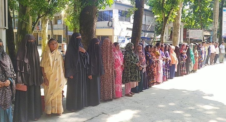 দাবীতে ছাত্র-ছাত্রী ও অভিভাবকদের মানববন্ধন